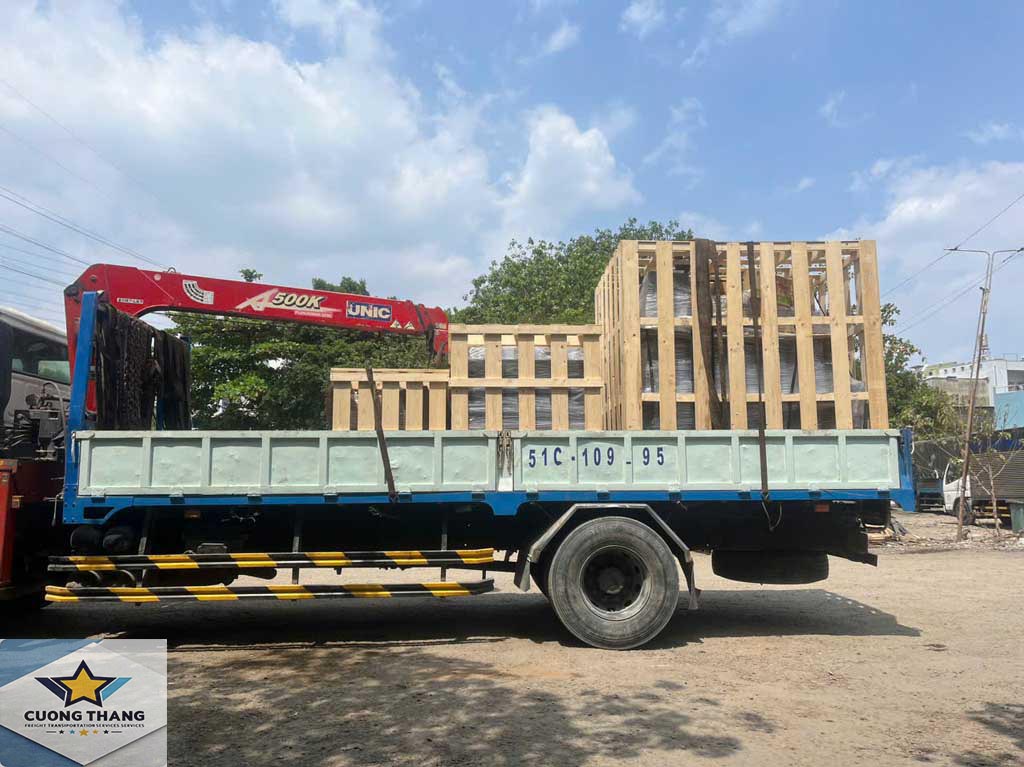 Cẩu hàng đi triển lãm Quận 7