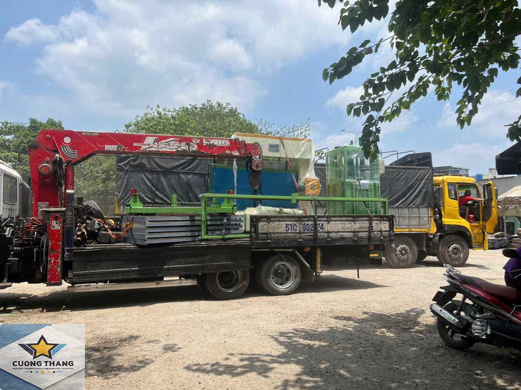 Xe cẩu thiết bị máy móc giao nội thành