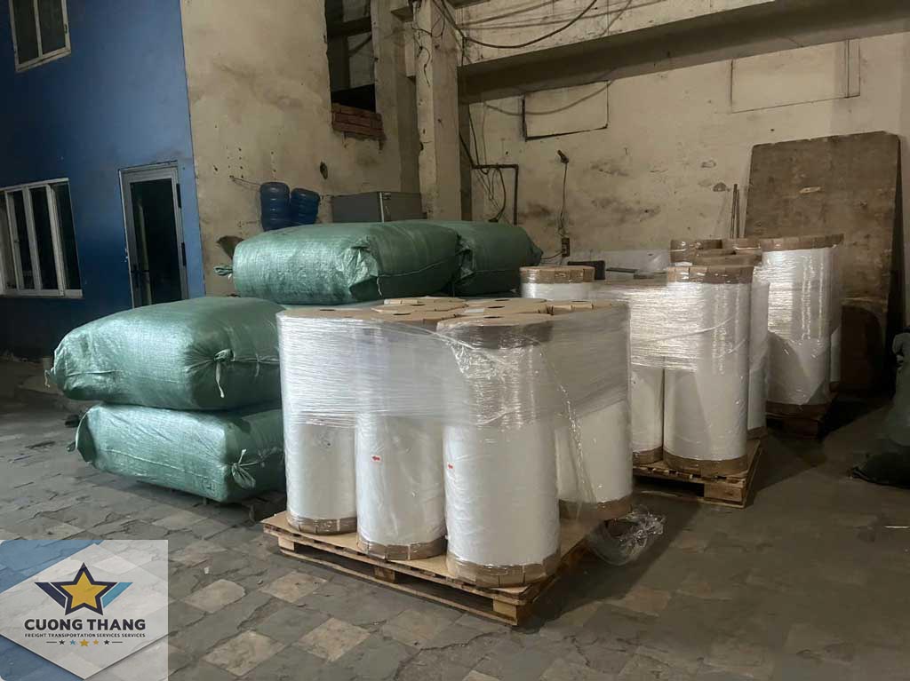 Hàng hóa chờ chuyển đi tại kho