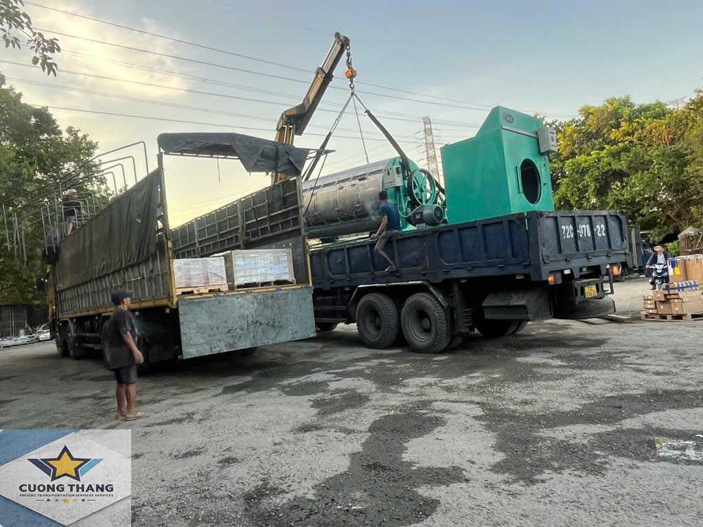 Cẩu hàng  máy móc tại TPHCM