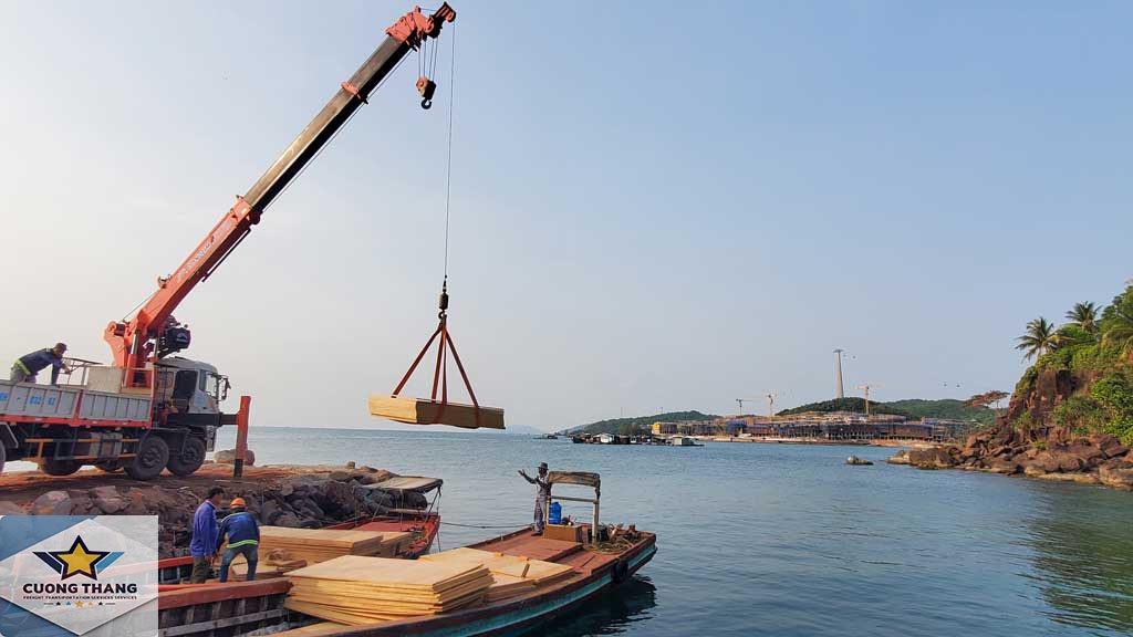 Cẩu hàng tại Phú Quốc